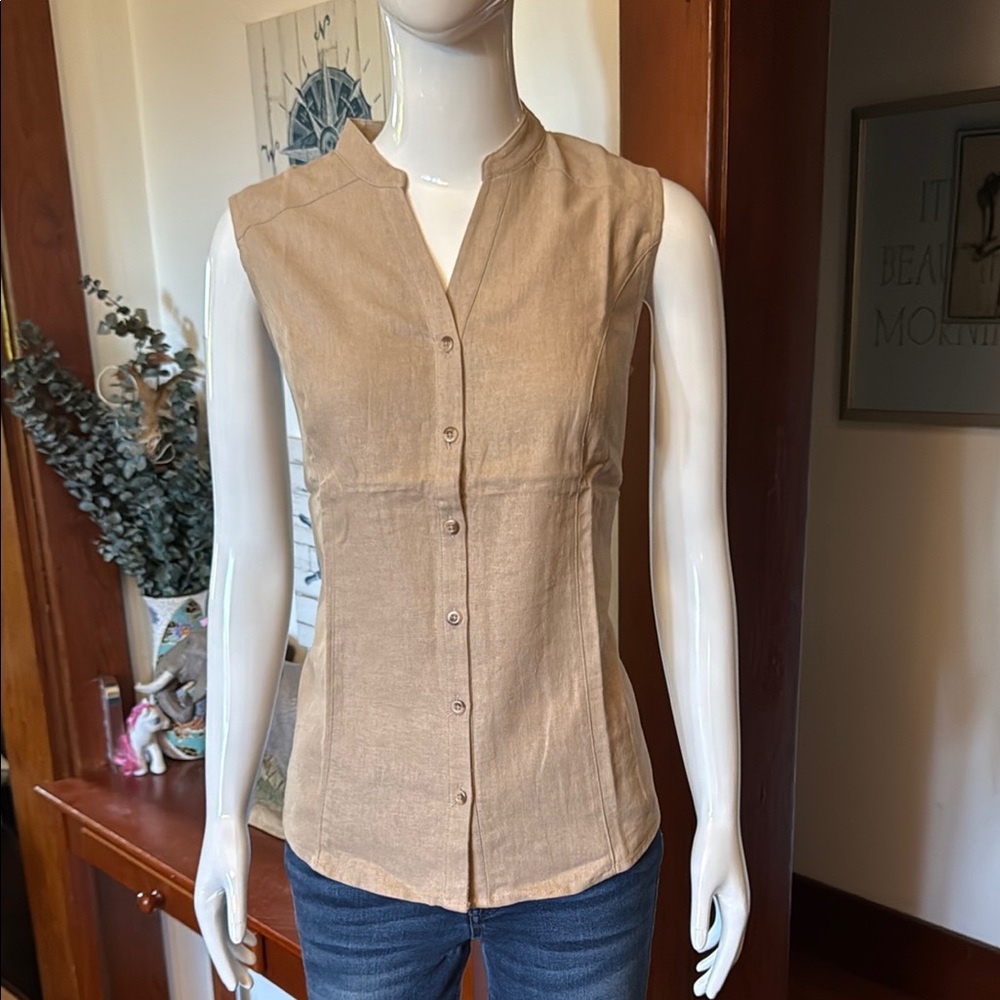 NWT northern reflections size small Sleeveless Beige Button-Up Top
